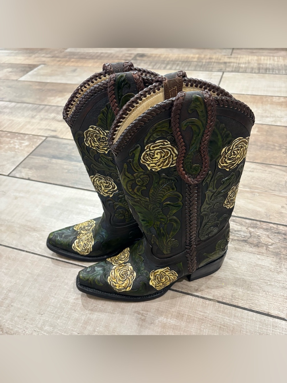 Miguel Jones custom women’s floral cowboy boots 100% leather  size aprx 8-8.5